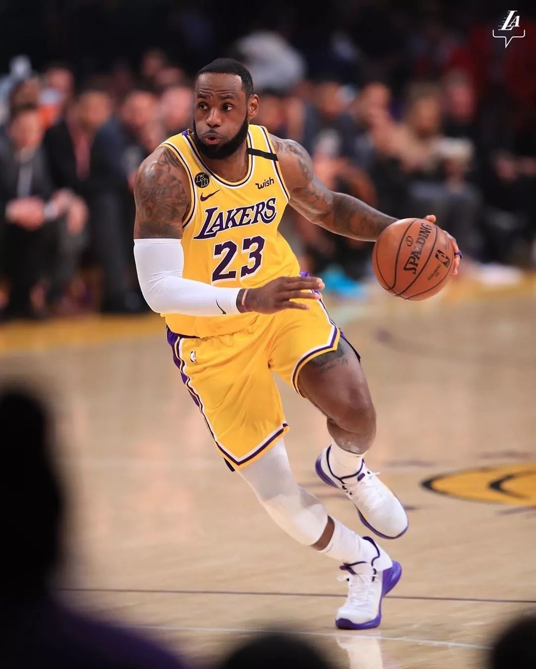 霍伊伦：我喜欢压迫和背对球门；进球美妙但功劳要和球队分享（霍伊伦：热爱高压逼抢与背身拿球；进球再美，荣耀也要与全队同享）