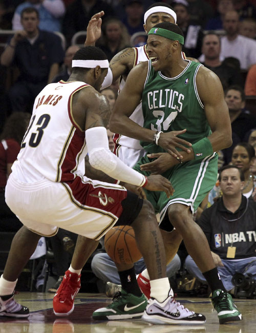 亚历山大三分球表现惊艳，赛季命中率高达45.4%（亚历山大外线手感火热，赛季三分命中率45.4%）