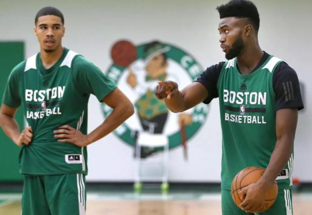 篮球篮网主力中锋脚踝扭伤，伤势待评估（篮网首发中锋脚踝扭伤，伤情评估中）