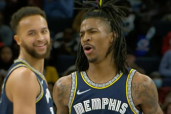 国脚中场精准传球，撕开对手防线（国脚中场精准直塞，穿透对手防线）