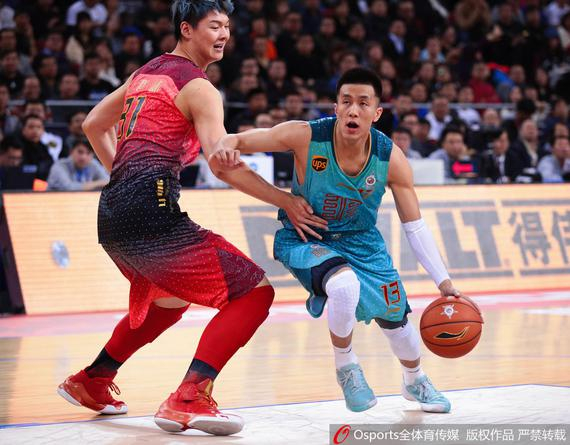 足球巴萨后防大将伤缺四周，主帅表情凝重（巴萨后防主力伤停四周，主帅神情凝重）