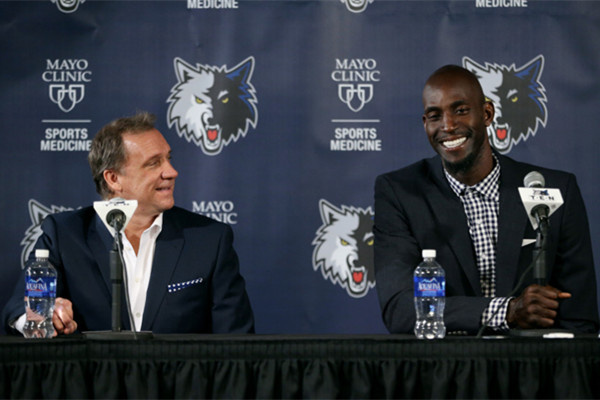 黄蜂队的新打法以快速反击和精准传球为主，这种（黄蜂队推新战术：以高速反击与精确传球为核心）