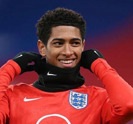 2025中超助攻榜：纳萨里奥、克雷桑9次并列第一，韦世豪8次（2025中超助攻榜出炉：纳萨里奥与克雷桑9助并列榜首，韦世豪8助紧随其后）