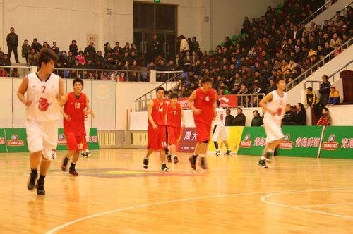 NBA杯焦点战：文班缺阵内线空虚！杨瀚森或有机会大展拳脚（NBA杯焦点对决：文班缺席内线告急，杨瀚森有望大显身手）