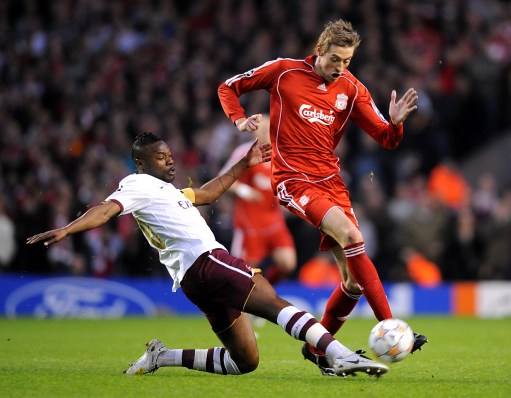 能攻能传表现不错！卡姆·斯潘塞替补5中4&三分2中2拿到10分5助（替补卡姆·斯潘塞高效发力：5投4中、三分2中2，砍下10分5助攻）