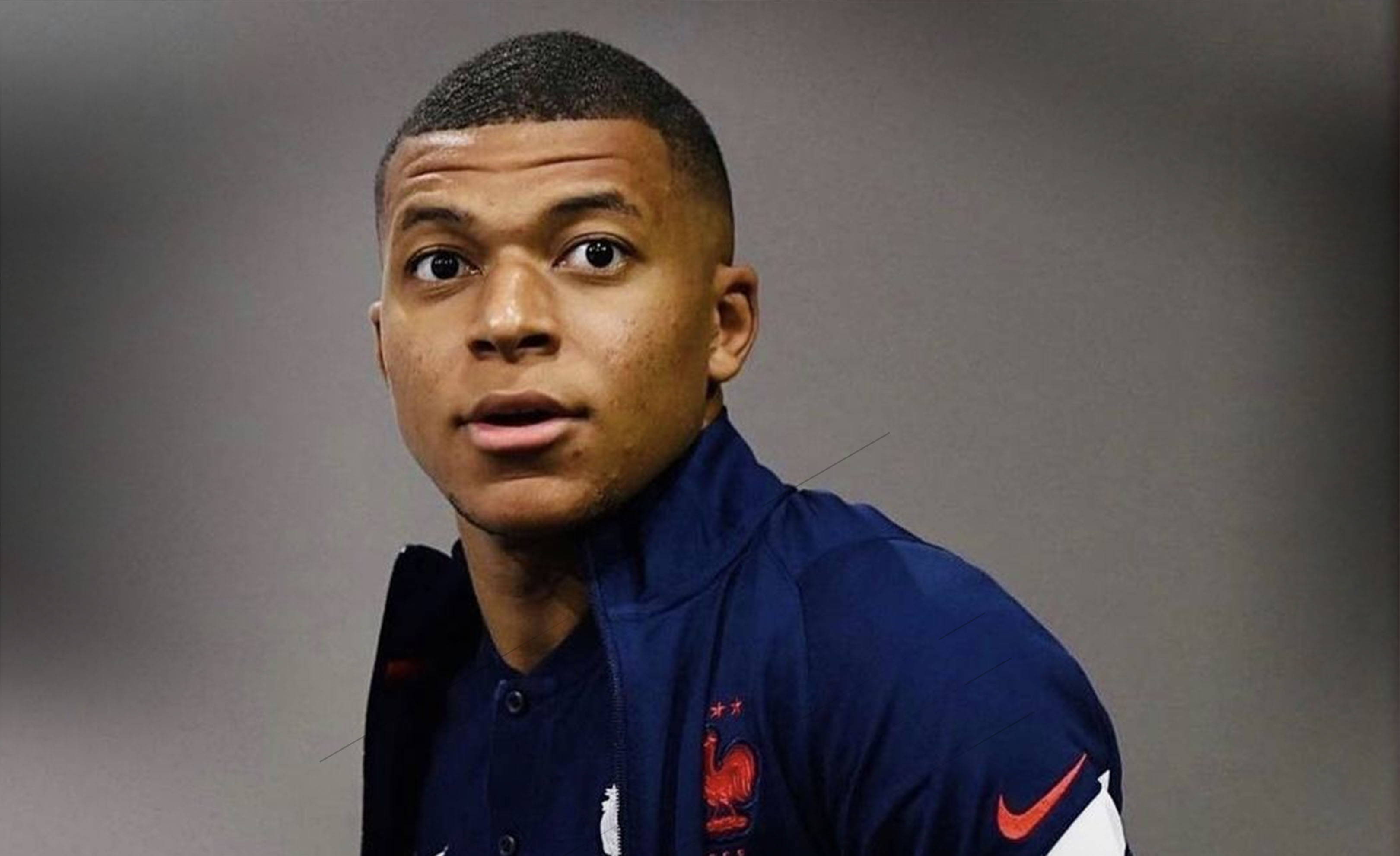 切尔西球迷在看台高唱：拉明-亚马尔，你就是一坨＊（切尔西球迷看台高唱不雅口号，嘲讽拉明-亚马尔）