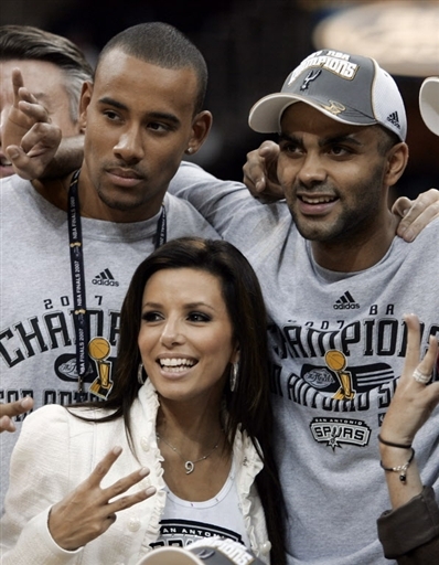 篮球火箭旧将回归休城，粉丝热烈欢迎（前火箭球员重返休斯敦，球迷热情欢迎）