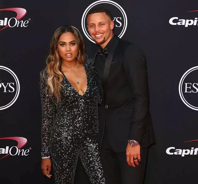 诺伊尔：没考虑重返德国队，希望活在当下和拜仁一起奋斗（诺伊尔：暂不考虑重返国家队，专注当下，与拜仁并肩奋战）