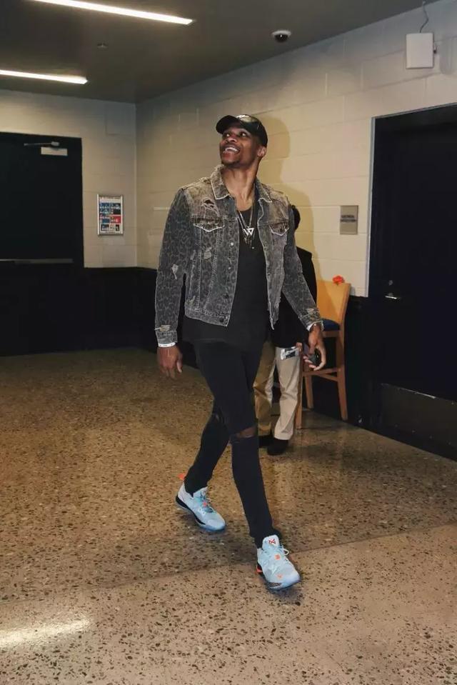 官方：多特门将迈尔续约至2027年（多特官方宣布：门将迈尔合同延长至2027年）