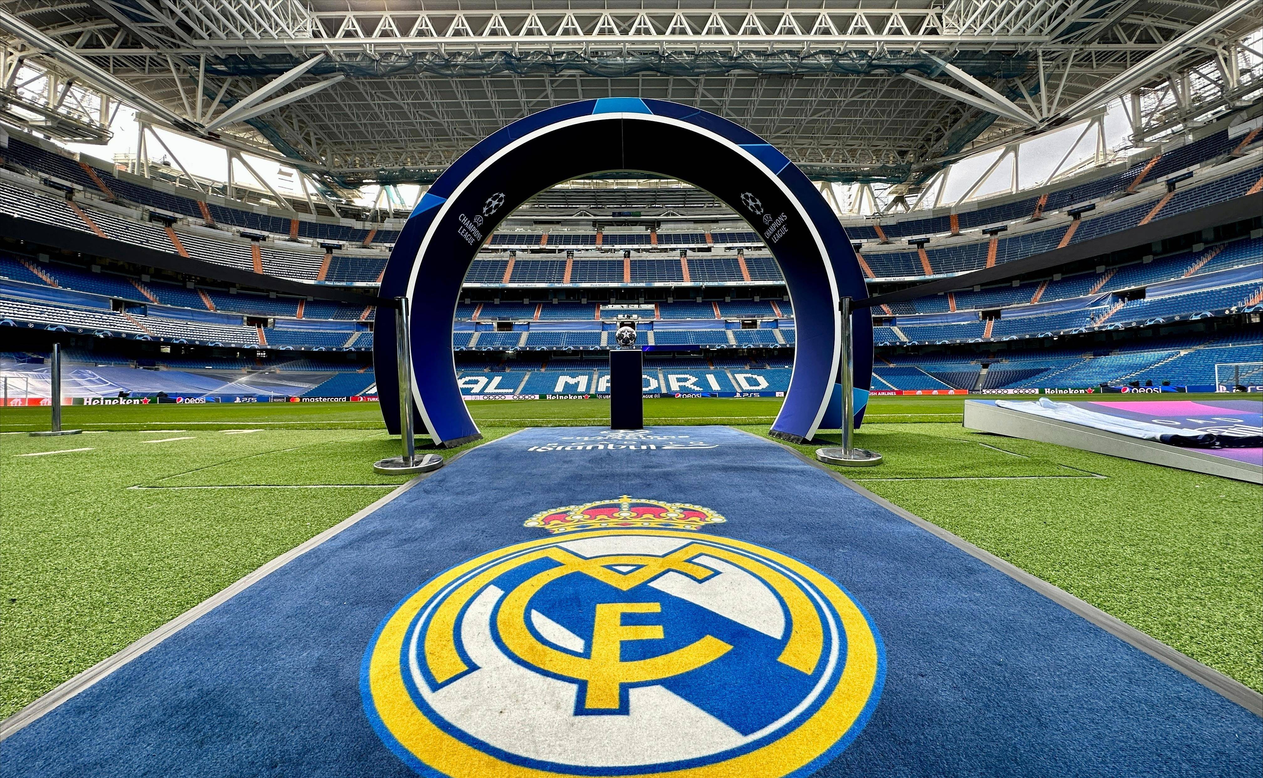 中场核心破门后致敬球迷，感人一幕（中场大将建功后向球迷致意，暖心一刻）