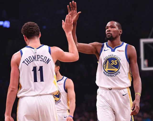 西甲前瞻：巴萨盼取胜继续争夺榜首，阿拉维斯能否制造麻烦？（西甲前瞻：巴萨剑指三分紧咬榜首，阿拉维斯能否搅局？）