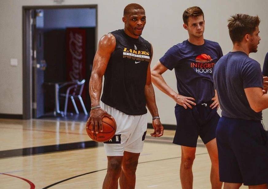 麦克丹尼尔斯第三节5中5轰12分，带领森林狼迫近比分（麦克丹尼尔斯第三节5投全中砍12分，助森林狼缩小差距）