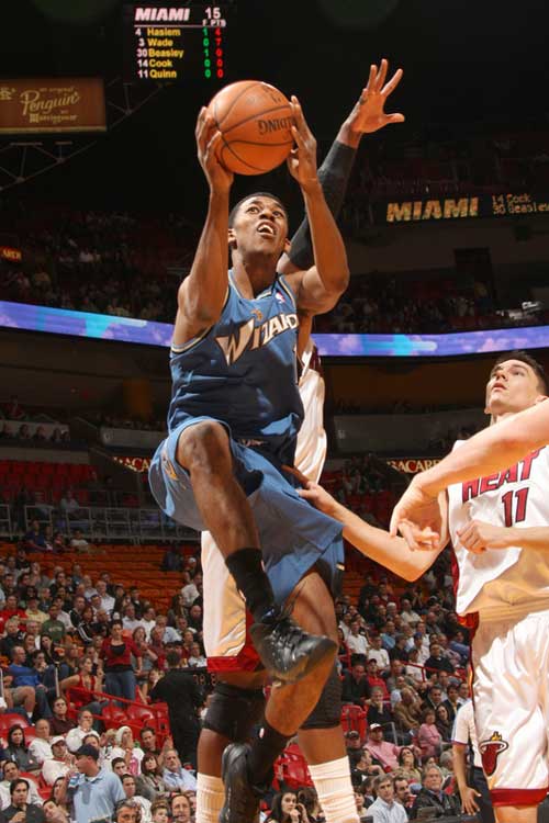 杜兰特：我完全可以一直出手，但主动传球会让队友建立信心（杜兰特：我能一直投，但主动分享球更能提升队友信心）